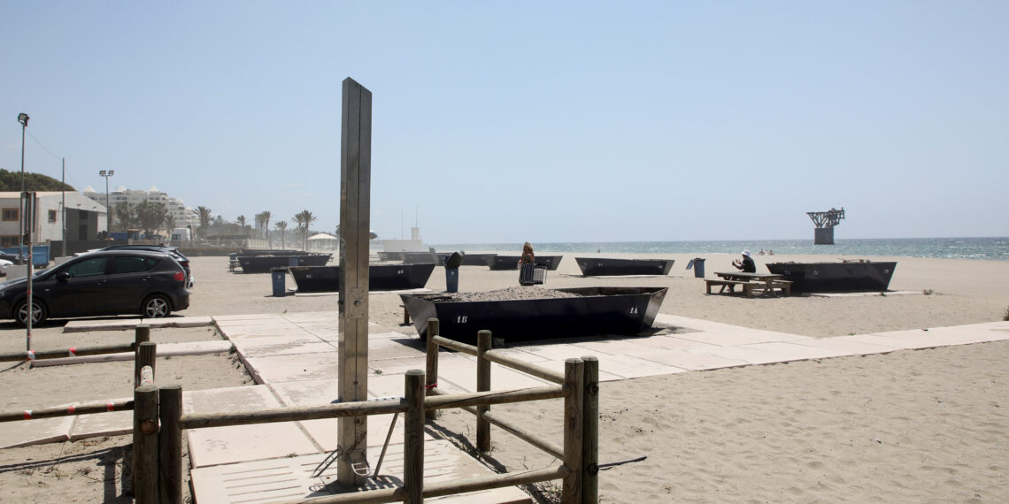 Marbella acondiciona medio centenar de barcas para realizar moragas este verano