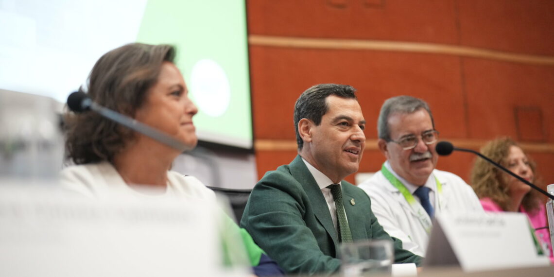 Moreno afirma que “cada vez son más los especialistas sanitarios que quieren hacer su residencia en Andalucía”