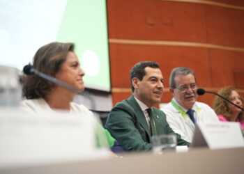 Moreno afirma que “cada vez son más los especialistas sanitarios que quieren hacer su residencia en Andalucía”