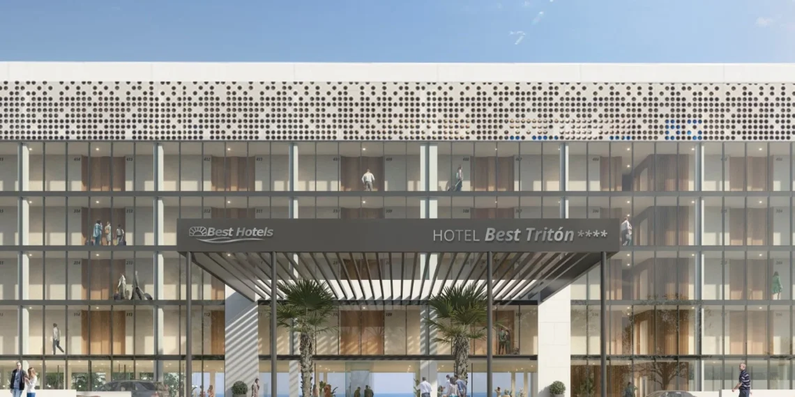El emblemático Hotel Tritón de Benalmádena reabre este verano tras más de un año de reformas
