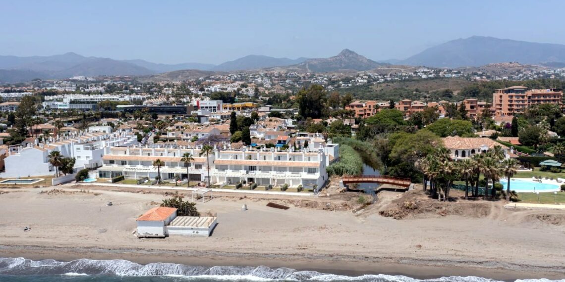 El Ayuntamiento de Estepona instala el último de los 17 puentes planteados en el proyecto del corredor litoral