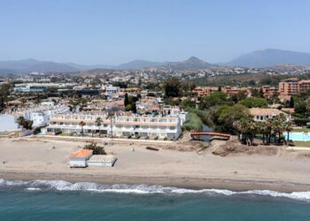 El Ayuntamiento de Estepona instala el último de los 17 puentes planteados en el proyecto del corredor litoral