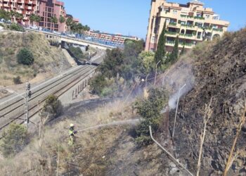 Un incendio cerca de las vías obliga a cortar el Cercanías durante una hora en Benalmádena