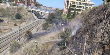 Un incendio cerca de las vías obliga a cortar el Cercanías durante una hora en Benalmádena