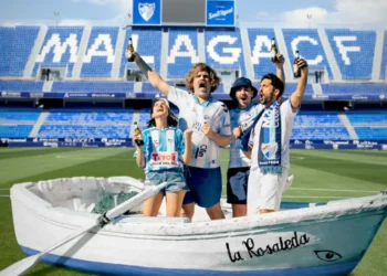 San Miguel rinde un emotivo homenaje a los malaguistas que «nunca han abandonado el barco»