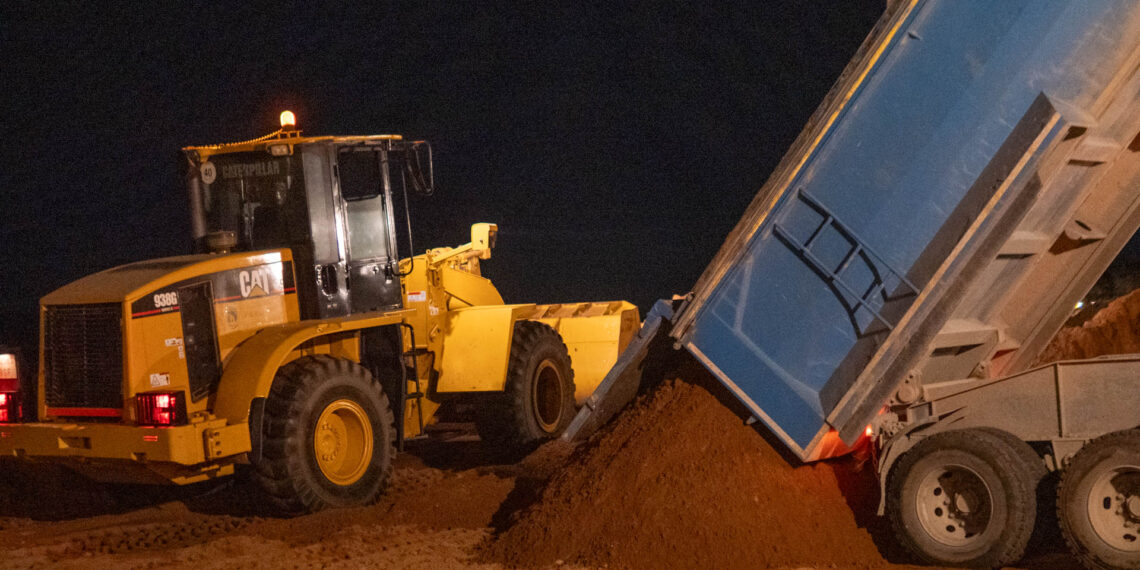 La Tenencia de Alcaldía de San Pedro Alcántara aporta más de 6.400 toneladas de arena a las playas de cara al inicio de la temporada estival