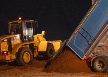La Tenencia de Alcaldía de San Pedro Alcántara aporta más de 6.400 toneladas de arena a las playas de cara al inicio de la temporada estival