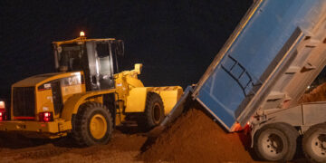 La Tenencia de Alcaldía de San Pedro Alcántara aporta más de 6.400 toneladas de arena a las playas de cara al inicio de la temporada estival