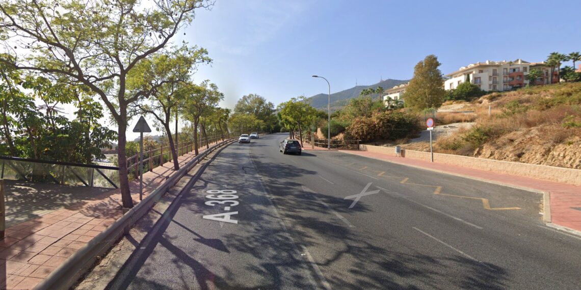 Un fallecido tras volcar su coche y caer por un desnivel en Benalmádena