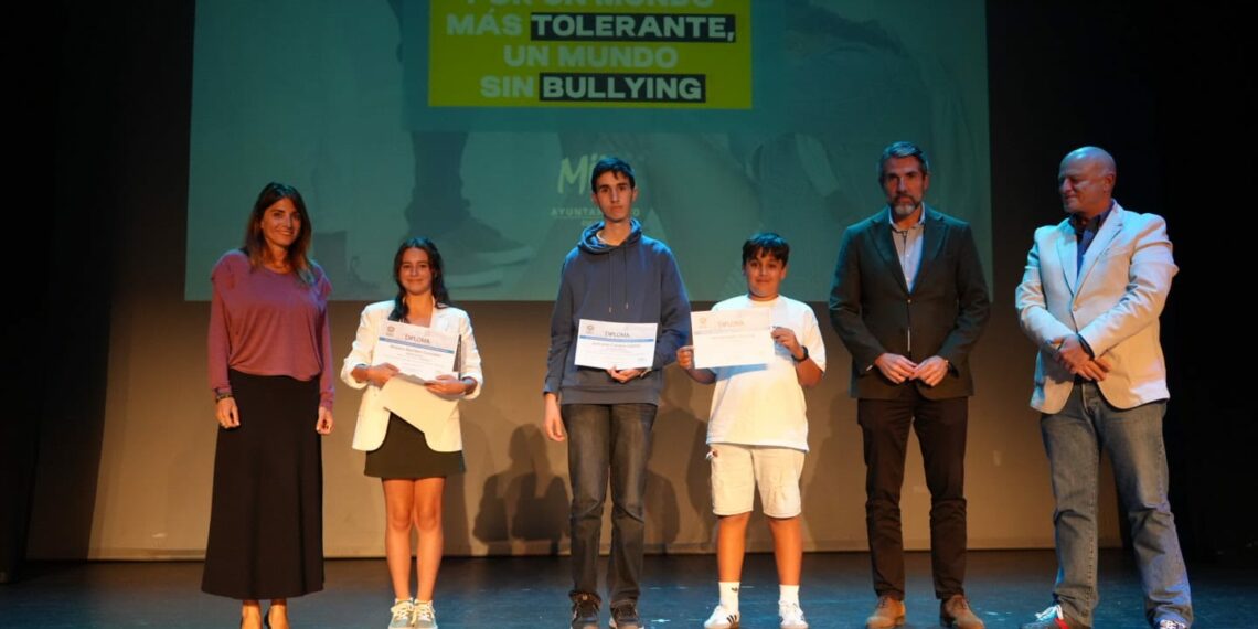 El Ayuntamiento de Mijas entrega los premios del certamen de relatos contra el bullying