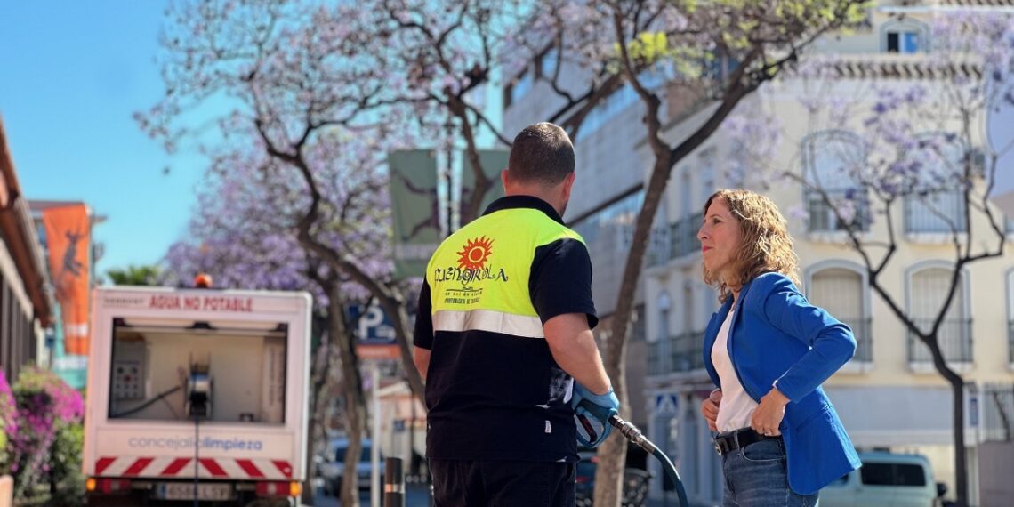 Fuengirola refuerza las labores de limpieza para combatir la floración y caída de las jacarandas