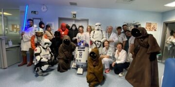 Personajes de la saga ‘Star Wars’ han visitado a niños y mayores ingresados en el Hospital Universitario Costa del Sol