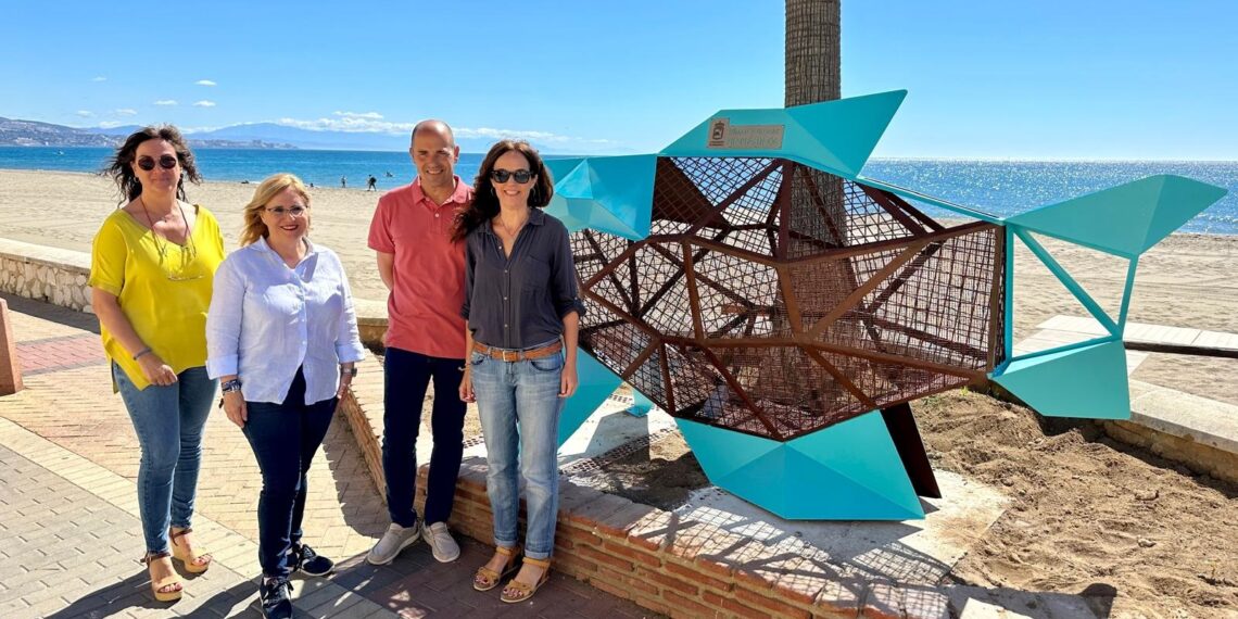 Fuengirola refuerza su compromiso con la sostenibilidad en las playas instalando estructuras con forma de pez donde depositar plásticos
