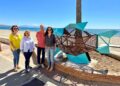 Fuengirola refuerza su compromiso con la sostenibilidad en las playas instalando estructuras con forma de pez donde depositar plásticos