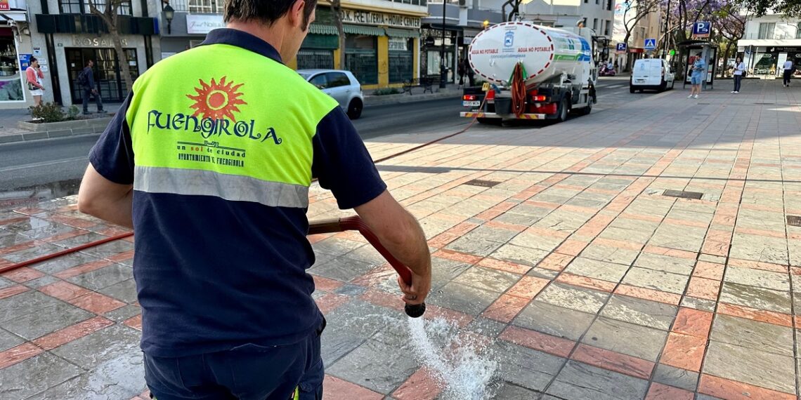 Fuengirola retoma los baldeos diarios en los espacios públicos con agua no potable y frecuencia quincenal
