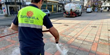 Fuengirola retoma los baldeos diarios en los espacios públicos  con agua no potable y frecuencia quincenal