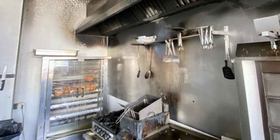 Una freidora provoca un incendio en la cocina de un local en Manilva
