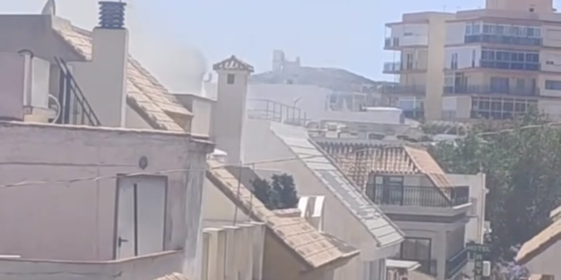 Una torreta eléctrica provoca un incendio en la calle Marbella de Fuengirola