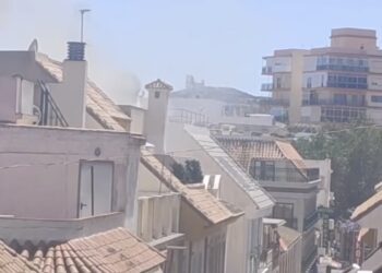 Una torreta eléctrica provoca un incendio en la calle Marbella de Fuengirola