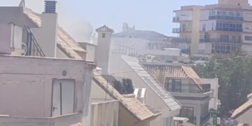 Una torreta eléctrica provoca un incendio en la calle Marbella de Fuengirola