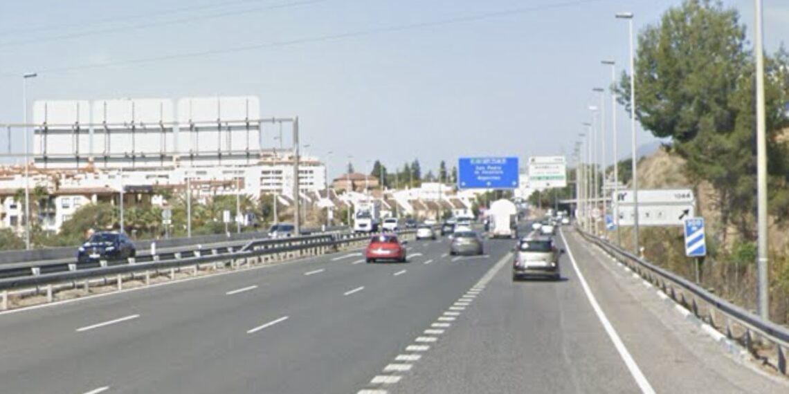 Dos turismos colisionan en la salida de La Cañada en la incorporación hacia El Trapiche, en Marbella