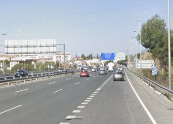 Dos turismos colisionan en la salida de La Cañada en la incorporación hacia El Trapiche, en Marbella