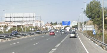 Dos turismos colisionan en la salida de La Cañada en la incorporación hacia El Trapiche, en Marbella