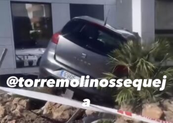 Un conductor ebrio choca contra la caseta de una promotora de viviendas en Torremolinos