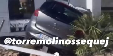 Un conductor ebrio choca contra la caseta de una promotora de viviendas en Torremolinos