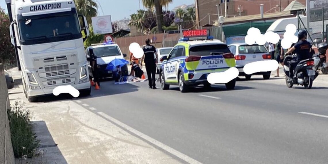 Un hombre herido tras la colisión entre un vehículo y una moto en Camino de Coín, Mijas