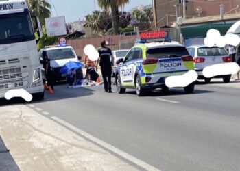 Un hombre herido tras la colisión entre un vehículo y una moto en Camino de Coín, Mijas