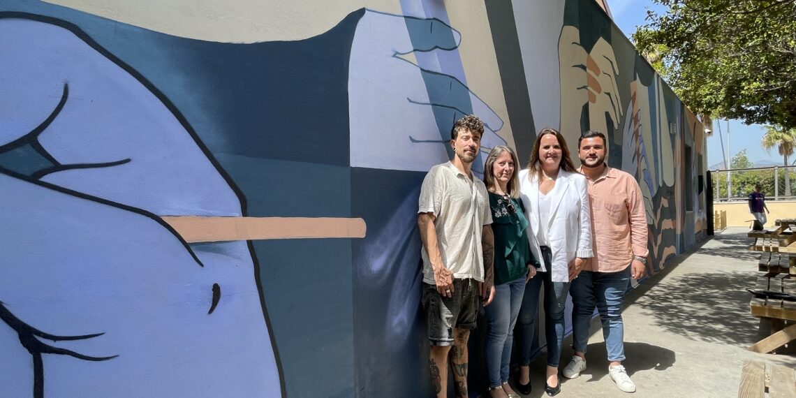 El IES Nueva Andalucía estrena un mural de inspiración cubista sobre la lectura dentro del proyecto ‘MRB Urban Project’
