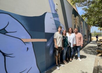 El IES Nueva Andalucía estrena un mural de inspiración cubista sobre la lectura dentro del proyecto ‘MRB Urban Project’