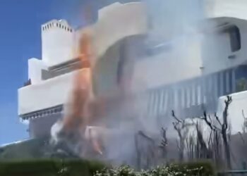 Arden varios setos y toldos en el Campanario de Calahonda en Mijas