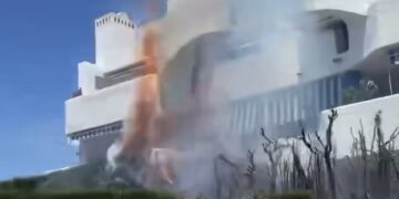 Arden varios setos y toldos en el Campanario de Calahonda en Mijas