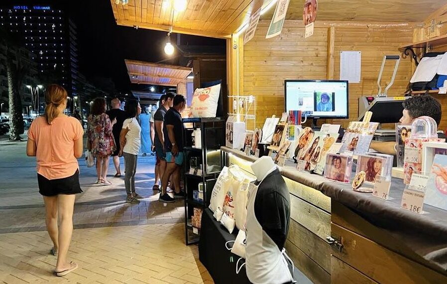 Últimos días de inscripción para participar en el Mercado de Artesanía, que se instalará un año más en el Paseo Marítimo de Los Boliches