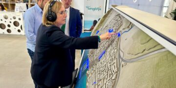 El Ayuntamiento de Fuengirola instala maquetas digitales e inteligentes de la ciudad para mejorar la información turística al visitante
