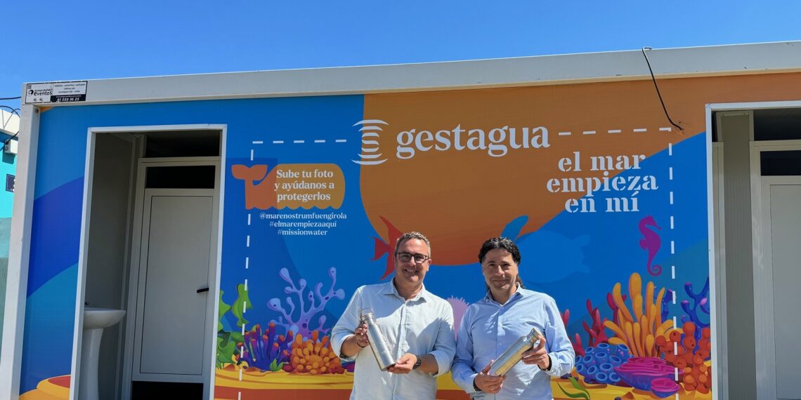 Fuengirola refuerza su compromiso con la sostenibilidad en las playas instalando estructuras con forma de pez donde depositar plásticos