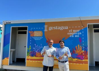 Fuengirola refuerza su compromiso con la sostenibilidad en las playas instalando estructuras con forma de pez donde depositar plásticos