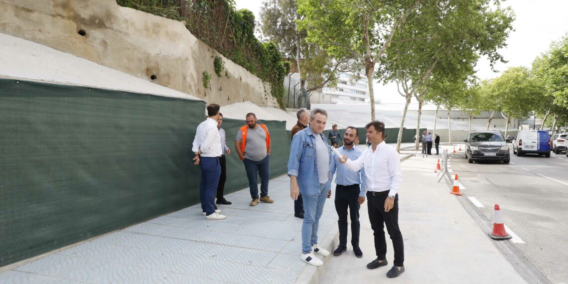 La reforma del tramo sur de la avenida José Manuel Vallés duplica las plazas de aparcamiento