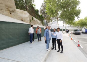 La reforma del tramo sur de la avenida José Manuel Vallés duplica las plazas de aparcamiento