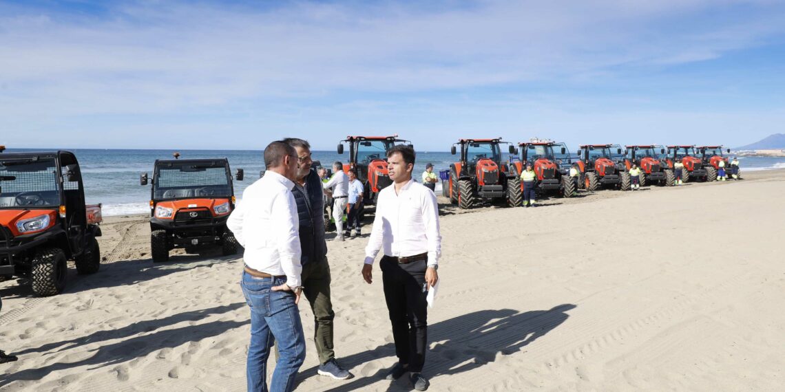 Marbella renueva la flota del servicio de limpieza y mantenimiento de playa