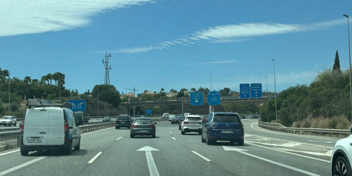 Una colisión entre dos vehículos provoca grandes retenciones en la A7 a su paso por Marbella