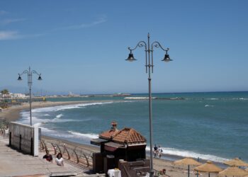 Lara supervisa el buen estado de las playas de cara al inicio del verano