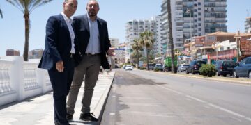 Lara visita los trabajos de retirada de pintura en la costa que implican la supresión definitiva de cualquier vestigio del carril único