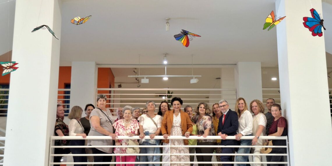 El Ayuntamiento de Torremolinos acoge la exposición ‘Rainbow Butterflies’ con obras del alumnado del Taller de Tiffany