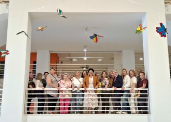 El Ayuntamiento de Torremolinos acoge la exposición ‘Rainbow Butterflies’ con obras del alumnado del Taller de Tiffany