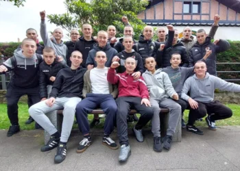 «Nos hemos rapado por un amigo con cáncer»: El gesto solidario de 40 estudiantes de 4º de ESO