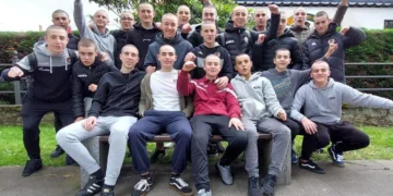 «Nos hemos rapado por un amigo con cáncer»: El gesto solidario de 40 estudiantes de 4º de ESO