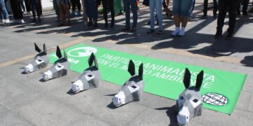 Un centenar de animalistas protestan contra el servicio de burro-taxi en Mijas